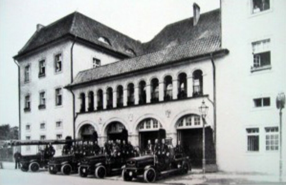 Historische Fahrzeuge vor dem Wachgebäude