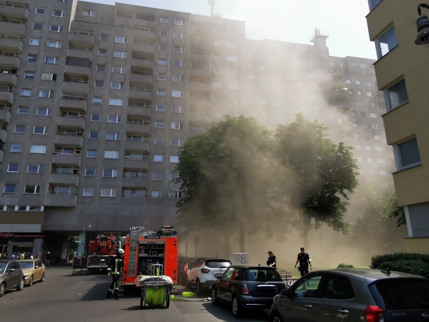 Sichtbare Rauchentwicklung vor dem Haus