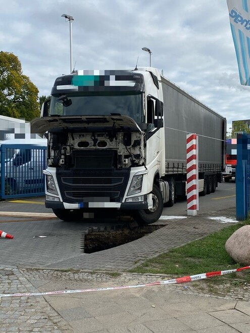 Haselhorst: LKW wurde mit dem Rüstwagen aus dem Gefahrenbereich gezogen.