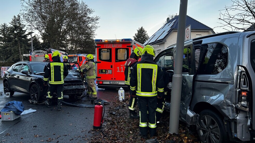 Einsatzkräfte beim Abarbeiten der Einsatzstelle
