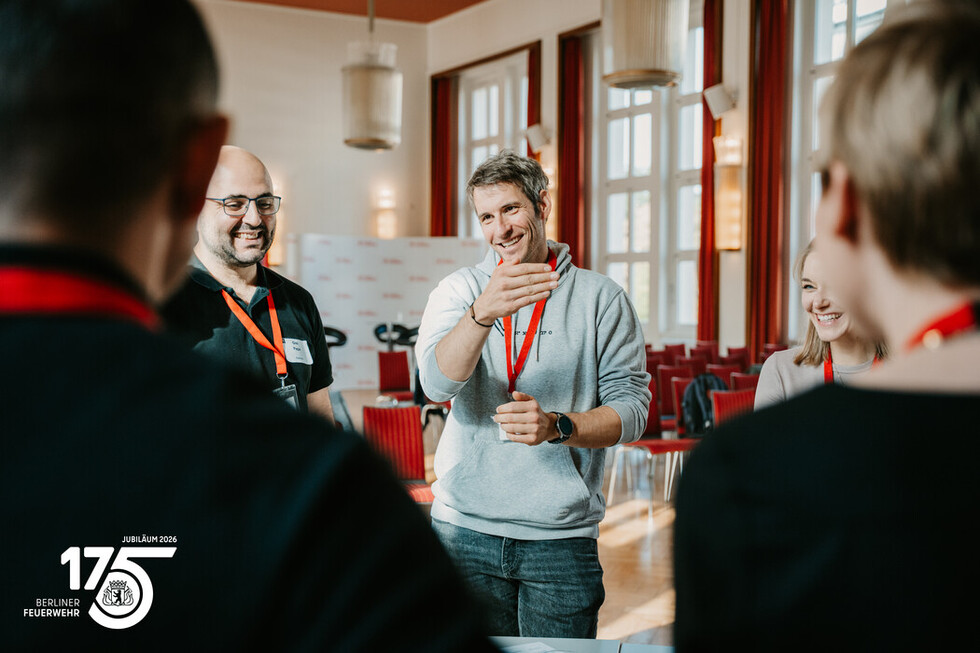 Die Teilnehmenden tauschen sich im Rahmen eines Workshops aus.
