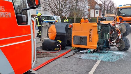 Bergung des Fahrzeugs mit schwerem Gerät