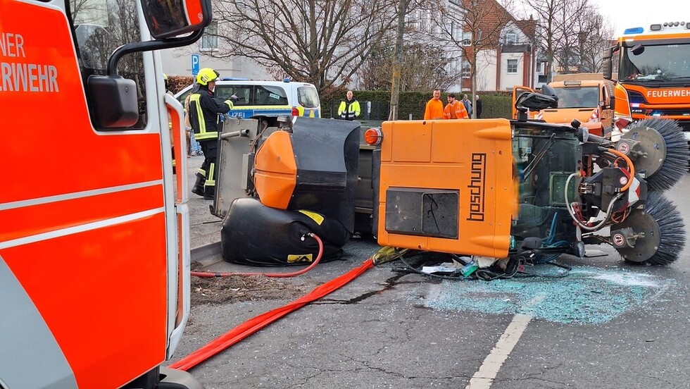 Bergung des Fahrzeugs mit schwerem Gerät