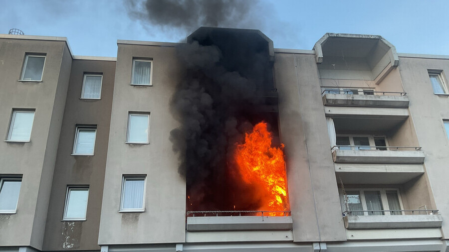 Flammen schlagen weit aus dem Balkon
