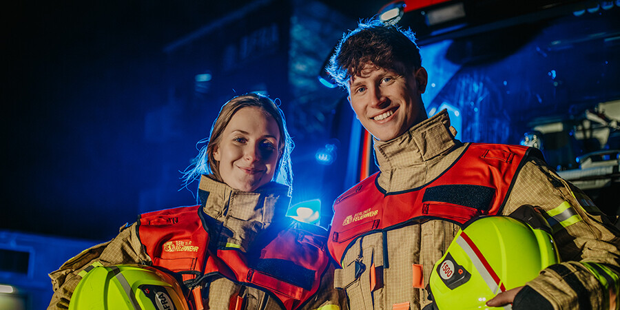 Führungskräfte stehen vor Einsatzfahrzeug