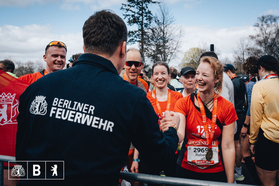 Berliner Halbmarathon – Die Berliner Feuerwehr mittendrin
