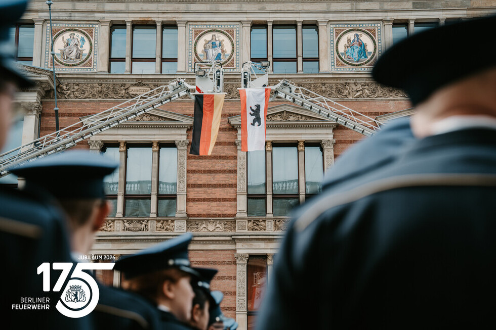 Die Deutschland- und die Berlin-Flagge schmücken eine Drehleiter (DLK) im Rahmen der Veranstaltung.