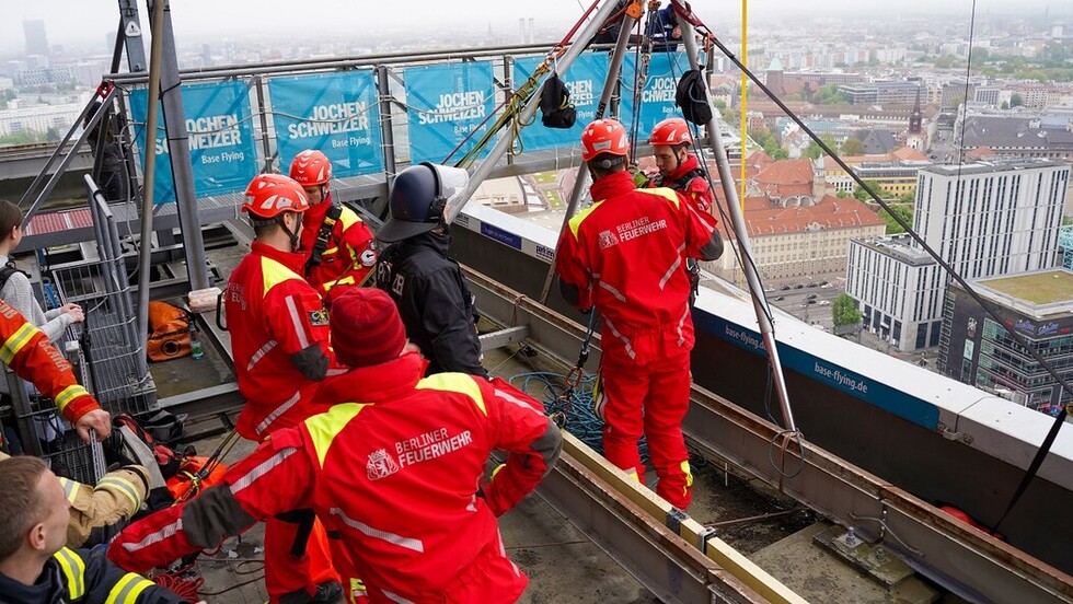 Vorbereitungen zum abseilen der Teilnehmenden vom Hoteldach durch das Team der Spezielle Rettung aus Höhen und Tiefen