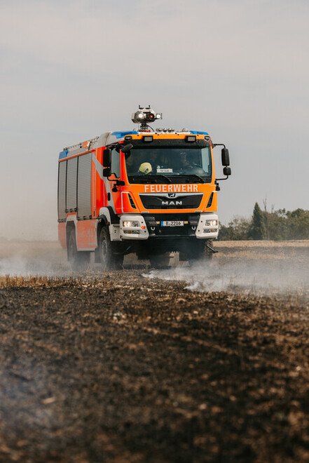Tanklöschfahrzeug auf dem Feld