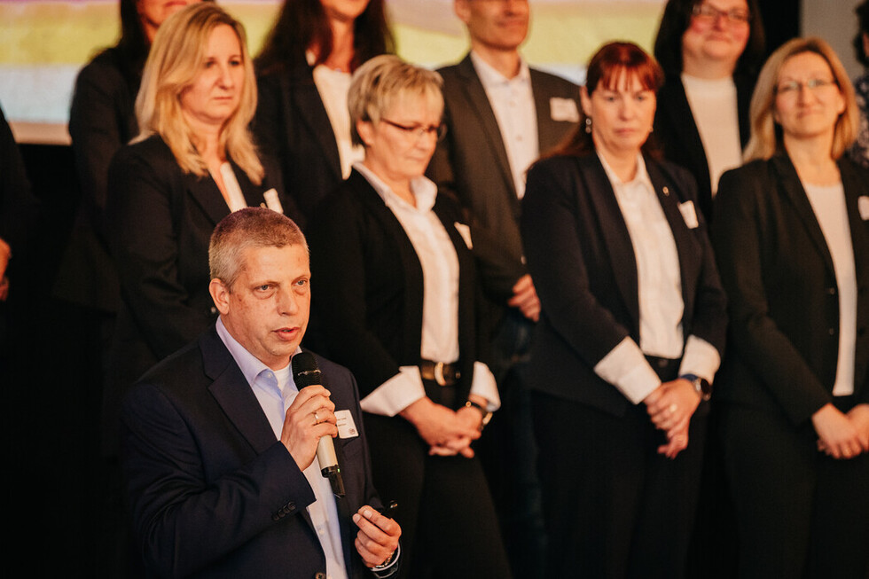 Projektleitung des Aufstiegslehrgangs mit Teil der Gruppe