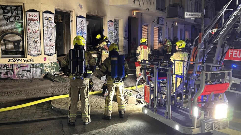Einsatzkräfte vor dem Gebäude