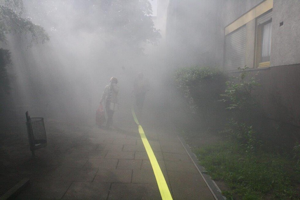 Rauchentwicklung vor dem Haus