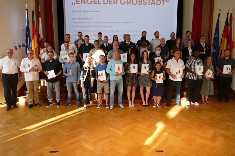 Gruppenbild Engel der Großstadt mit Urkunde und Pokal