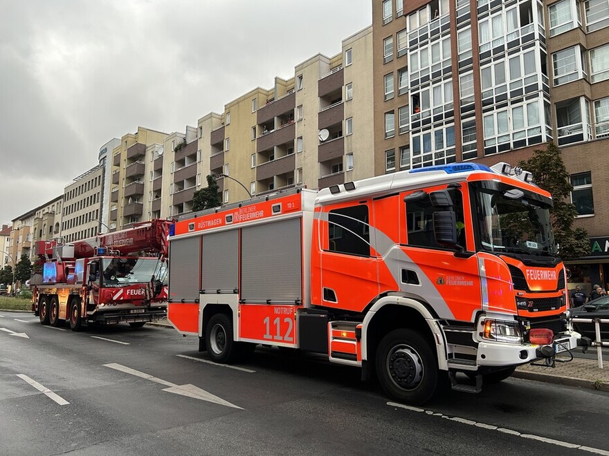 Rüstwagen und Feuerwehrkran in Bereitstellung