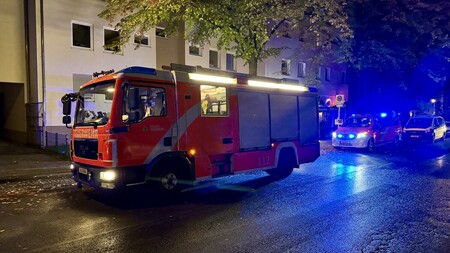 Einsatzfahrzeuge vor dem betroffenen Objekt