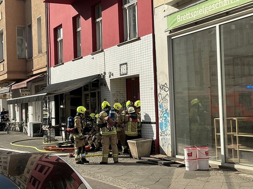 Einsatzkräfte vor dem Zugang zum Hinterhaus in Prenzlauer Berg