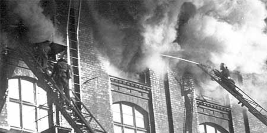 Löschende Feuerwehrleute auf Drehleitern
