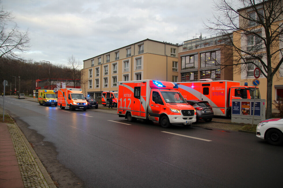 Aufstellung der Fahrzeuge vor dem Seniorenheim