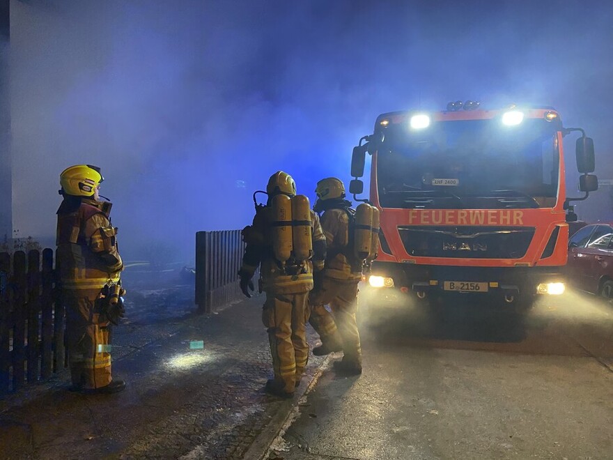 Atemschutztrupp auf dem Weg zur Brandbekämpfung