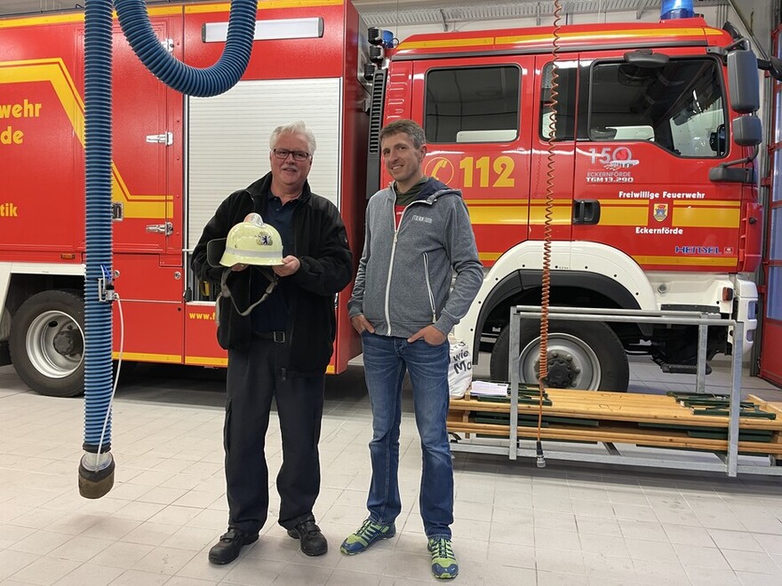 Kleines Dankeschön für die Gastfreundschaft der Feuerwehr Eckernförde