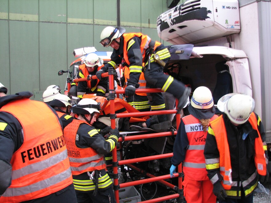 Fahrer wird med. versorgt