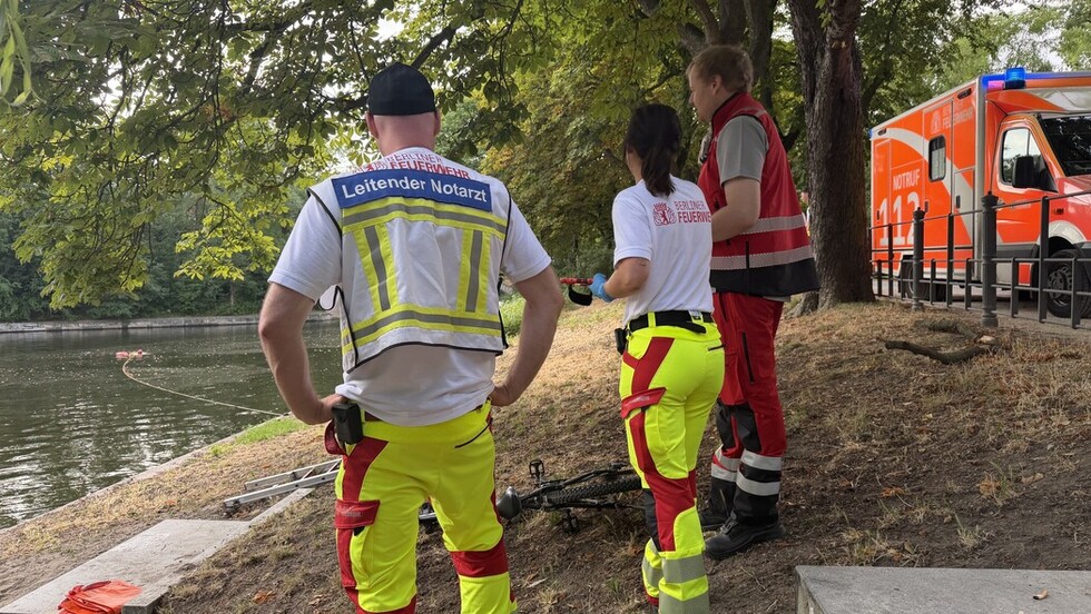 Rettungskräfte stehen am Ufer bereit