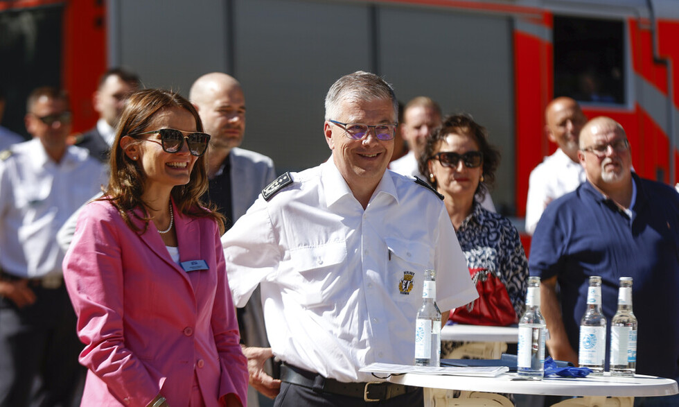 Mitglied der Geschäftsleitung der BIM, Frau Tatjana Adams und Landesbranddirektor Proffessor Doktor Karsten Homrighausen bei der Reden zur Grundsteinlegung auf der Baustelle der FF Wilhelmshagen.