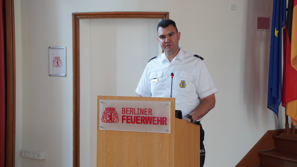 Neugewählter Landesbeauftragte der Freiwilligen Feuerwehren Berlins Mathias Grabner hält seine Rede.