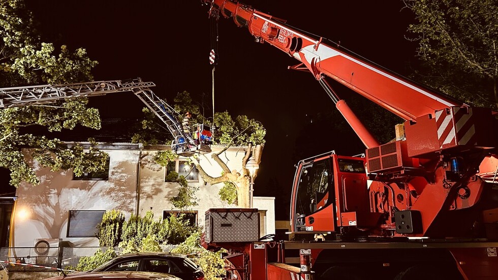 Feuerwehrkran und Drehleiter im Einsatz
