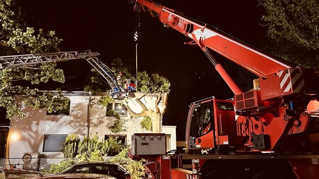 Feuerwehrkran und Drehleiter im Einsatz