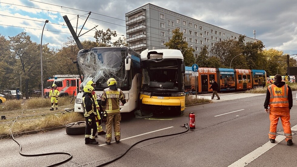 Einsatzkräfte vor den verunfallten Fahrzeugen