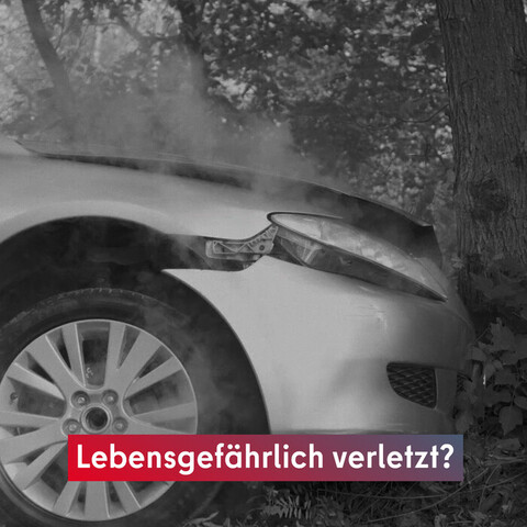 An einen Baum gefahrenes Auto, Text Lebensgefährlich verletzt?