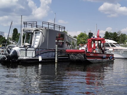 Mehrzweckboot vor dem havarierten Freizeitboot