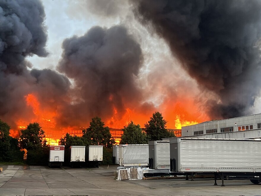 Eine 5000 m² große Halle steht im Vollbrand.