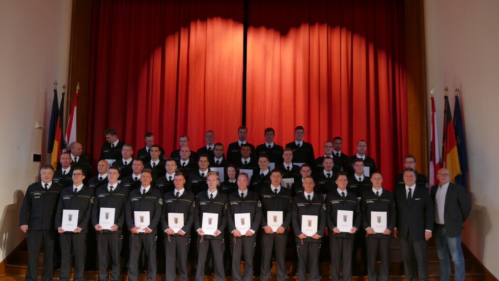 Die 36 Nachwuchskräfte der Berliner Feuerwehr