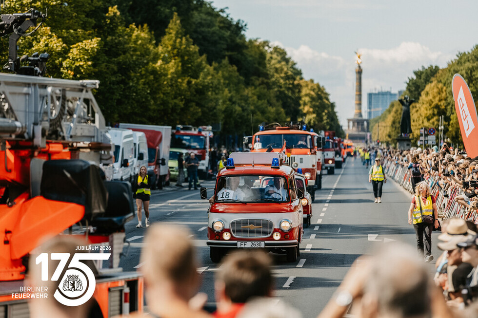 DDR‑Fahrzeuge der Berliner Feuerwehr passieren die Straße des 17. Juni und zeigen historische Einsatztechnik aus Ost‑Berlin im heutigen Stadtbild.