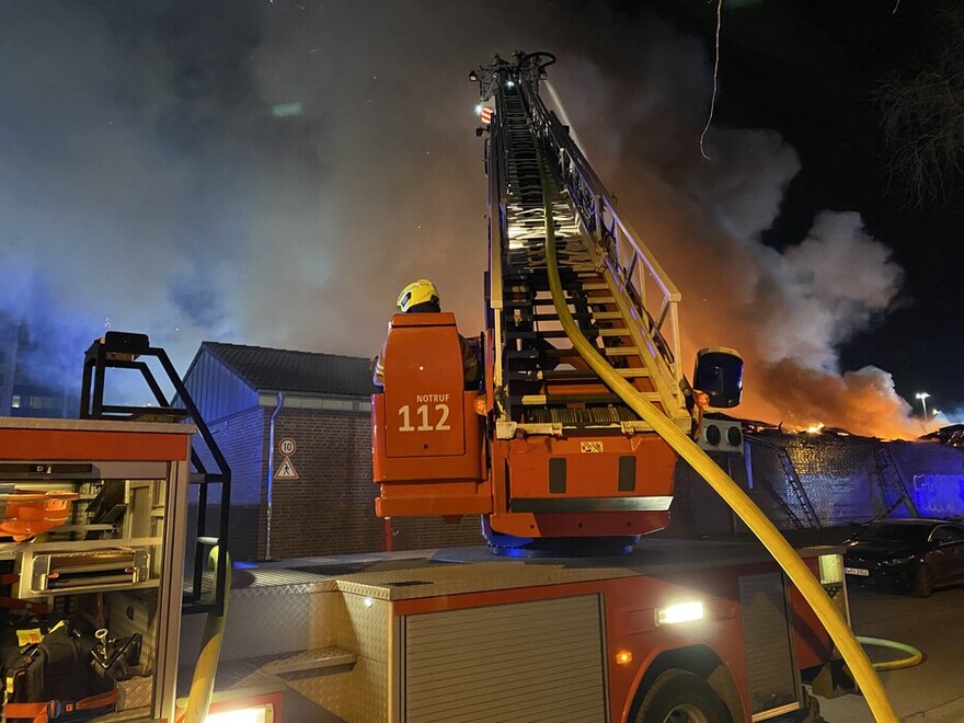 Brandbekämpfung über DLK von Südwesten aus