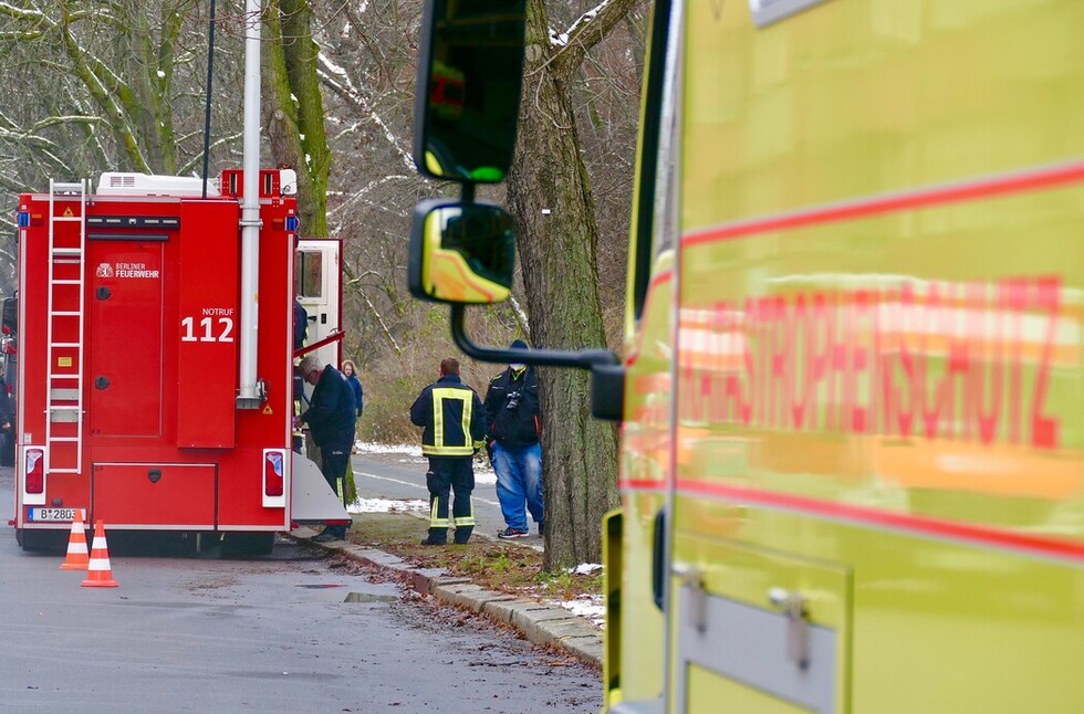 Örtliche Einsatzleitung vor der FW Schillerpark