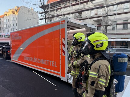 Einsatzkräfte vor dem AB-Sonderlöschmittel