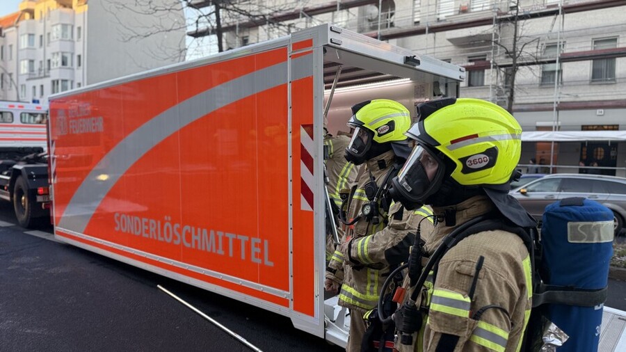 Einsatzkräfte vor dem AB-Sonderlöschmittel