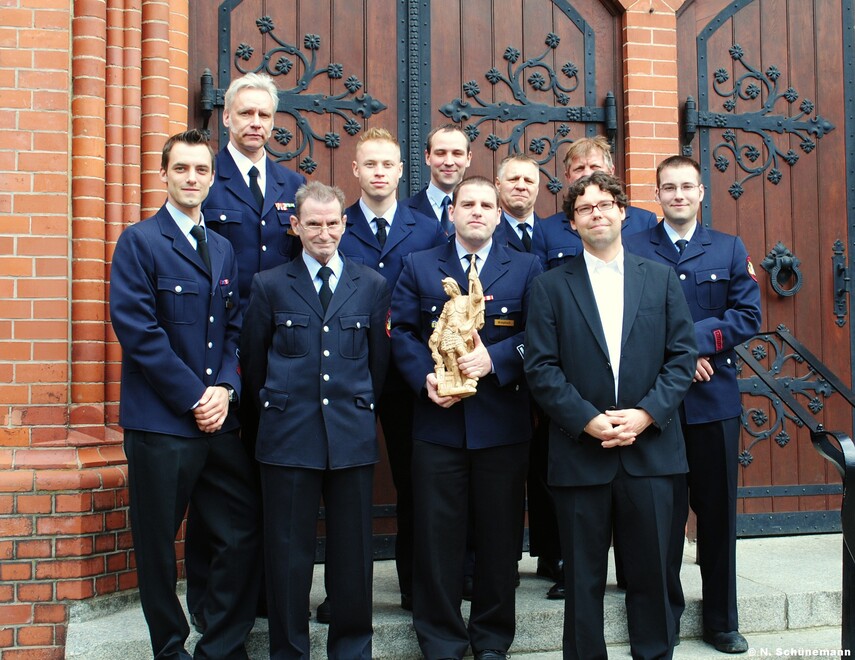 Mitglieder der FF Friedrichshagen mit der geweihten Skulptur des St. Florian