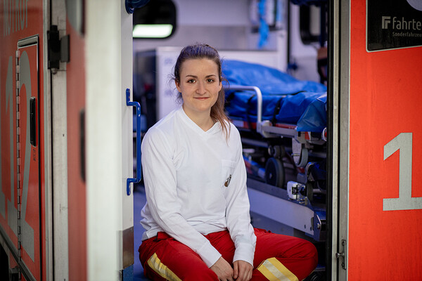 Portraitfoto Nadine im Rettungswagen