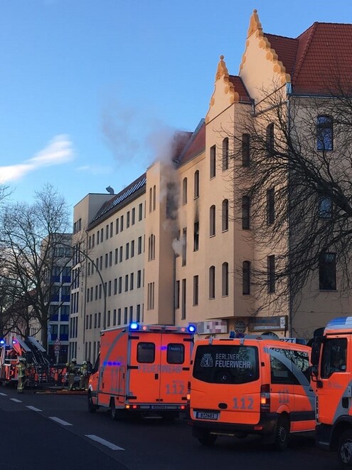 Drehleiter vor der Einsatzstelle