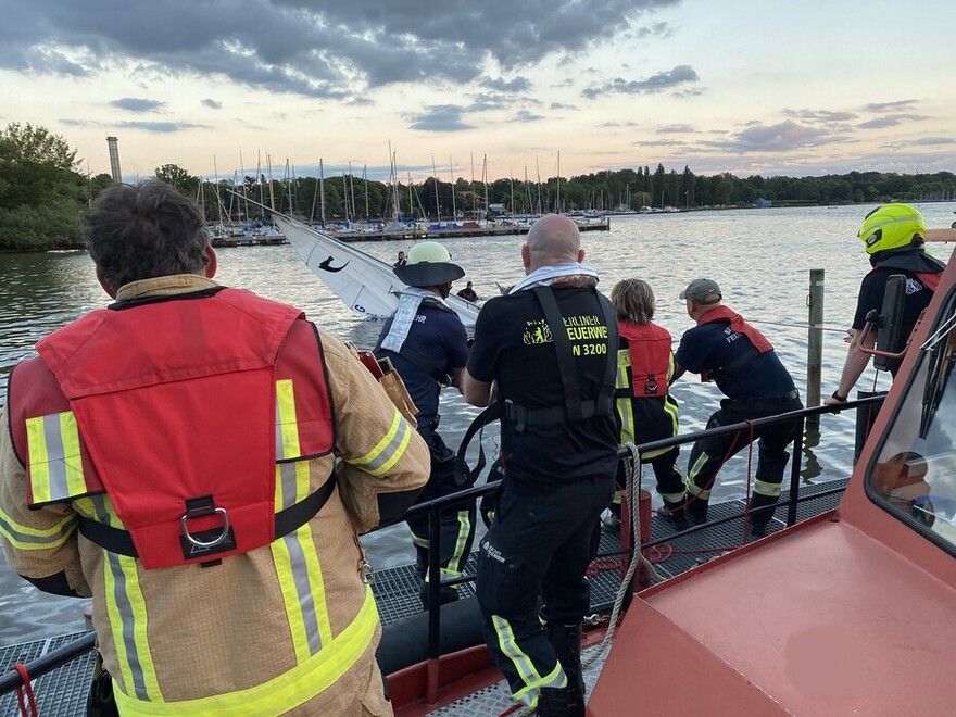 Mit vereinten Kräften wird das Segelboot die letzten Meter an die Steganlage gezogen