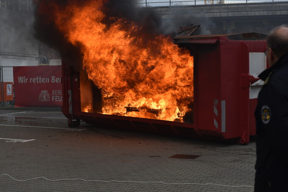 Nach 4 Minuten steht der gesamte Raum in Vollbrand. Eine Flucht wäre jetzt unmöglich.