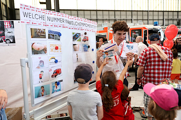 Kindergruppe beim Notrufquiz