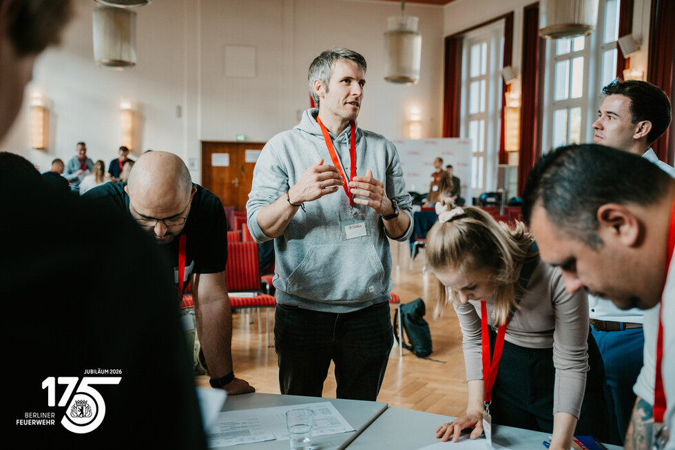 Die Teilnehmenden tauschen sich im Rahmen eines Workshops aus.