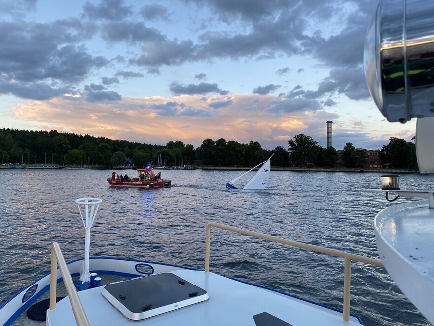 Schleppvorgang vom Polizeiboot der Wasserschutzpolizei aus