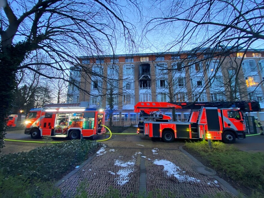 Zwei Fahrzeuge der Feuerwehr vor dem Gebäude