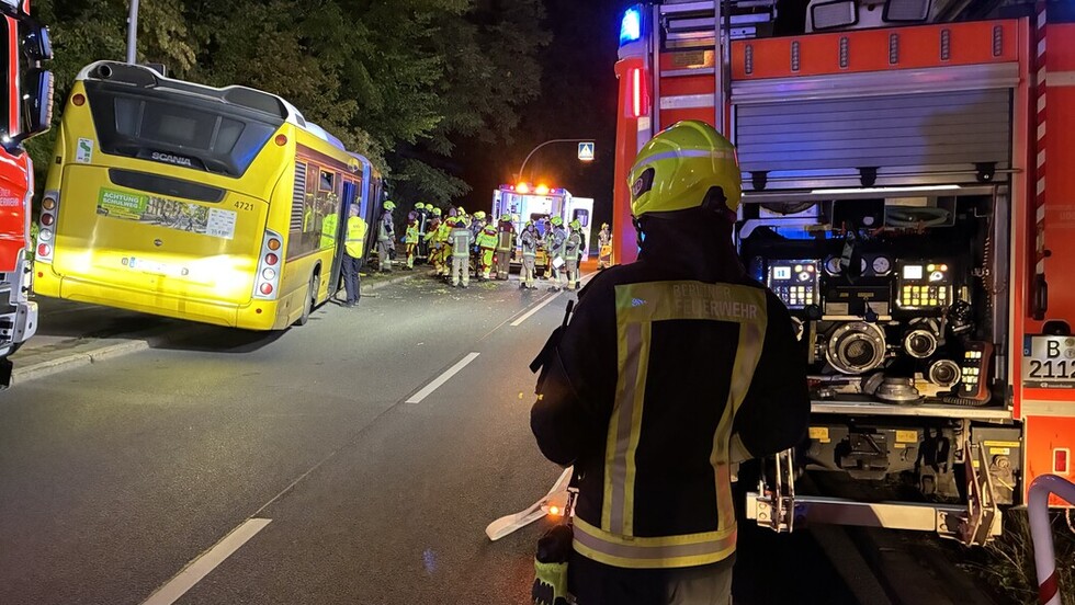 Einsatzkräfte versorgen Verletzte und führen technische Maßnahmen durch.